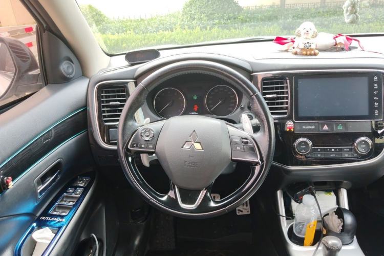 Used Mitsubishi Outlander 2016 2.4L 4x4 Luxury Edition 7-Seater Steering Wheel