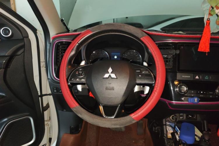 Used Mitsubishi Outlander 2016 2.4L 4x4 Elite Edition 5 Seats Steering Wheel