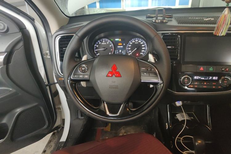 Used Mitsubishi Outlander 2016 2.4L 4x4 Luxury Edition 7-Seater Steering Wheel