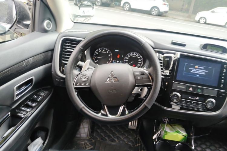 Used Mitsubishi Outlander 2016 2.4L 4x4 Elite Edition 5 Seats Steering Wheel