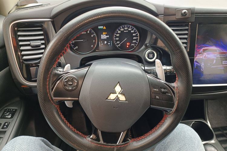 Used Mitsubishi Outlander 2016 2.4L 4x4 Elite Edition 5 Seats Steering Wheel