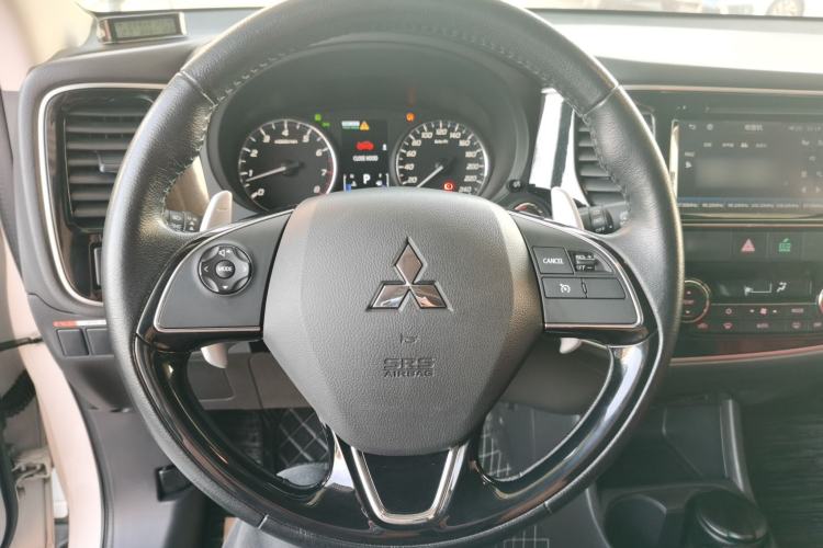Used Mitsubishi Outlander 2016 2.4L 4x4 Elite Edition 7-Seater Steering Wheel
