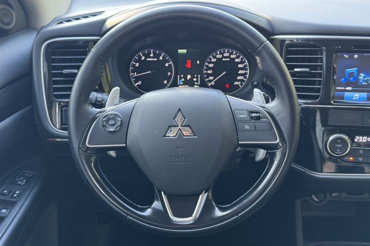Used Mitsubishi Outlander 2016 2.4L 4x4 Elite Edition 5 Seats Steering Wheel