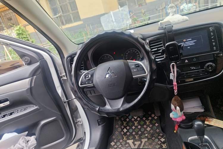 Used Mitsubishi Outlander 2016 2.0L Two-Wheel Drive Fashion Edition 5 Seats Steering Wheel