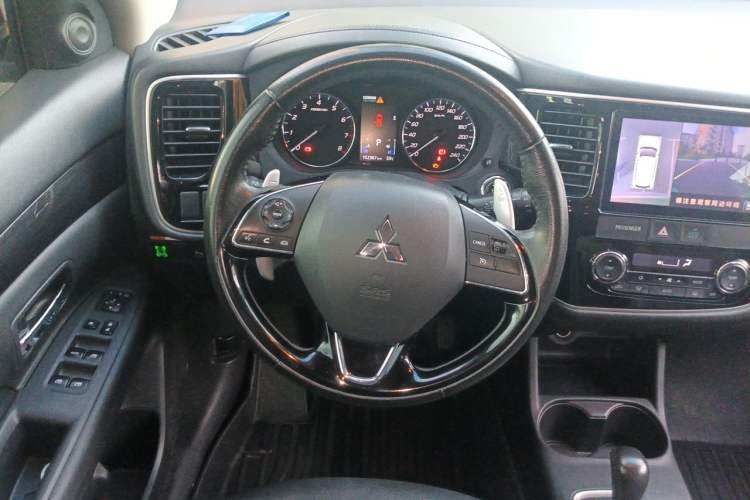 Used Mitsubishi Outlander 2016 2.4L 4x4 Elite Edition 5 Seats Steering Wheel
