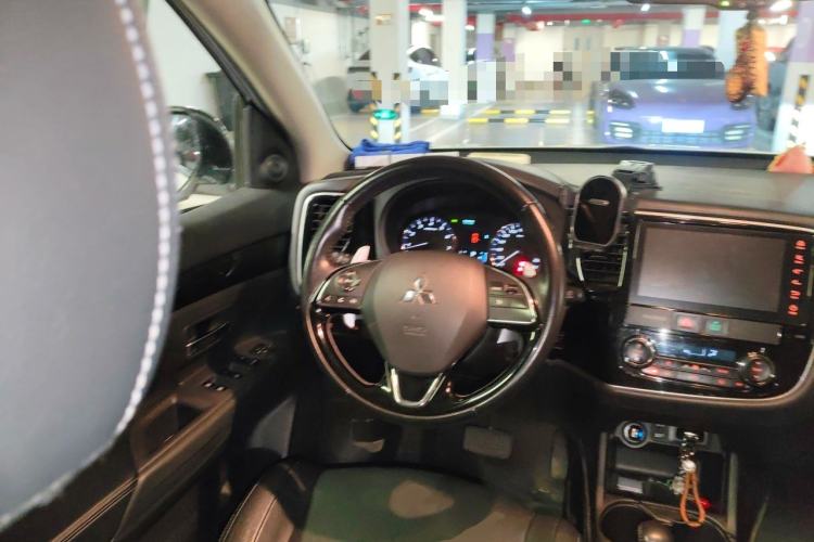 Used Mitsubishi Outlander 2016 2.4L 4x4 Luxury Edition 7-Seater Steering Wheel