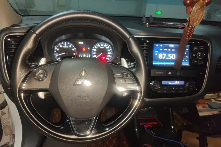 Used Mitsubishi Outlander 2016 2.4L 4x4 Elite Edition 7-Seater Steering Wheel