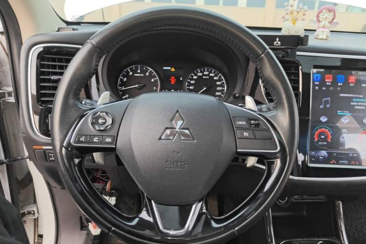 Used Mitsubishi Outlander 2016 2.4L 4x4 Luxury Edition 7-Seater Steering Wheel