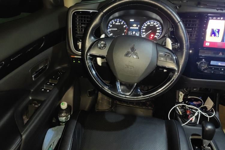 Used Mitsubishi Outlander 2016 2.4L 4x4 Elite Edition 7-Seater Steering Wheel