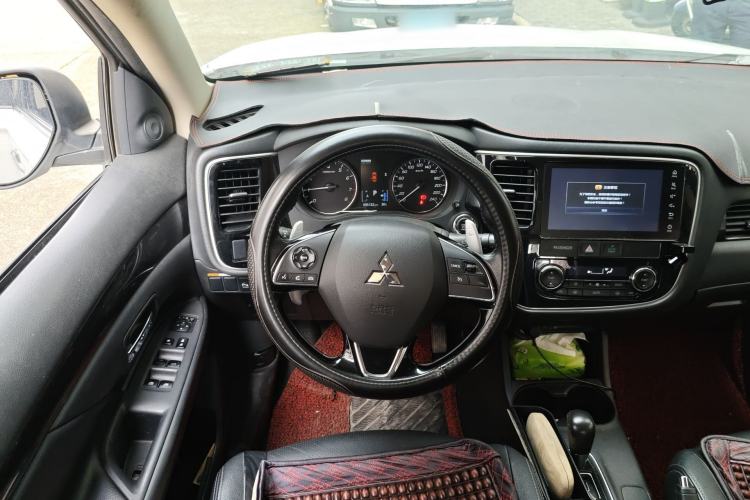 Used Mitsubishi Outlander 2016 2.4L 4x4 Luxury Edition 7-Seater Steering Wheel