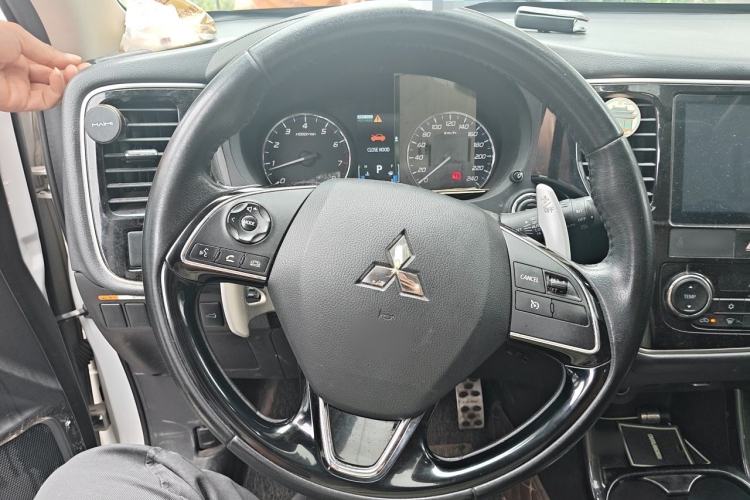 Used Mitsubishi Outlander 2016 2.4L 4x4 Elite Edition 5 Seats Steering Wheel