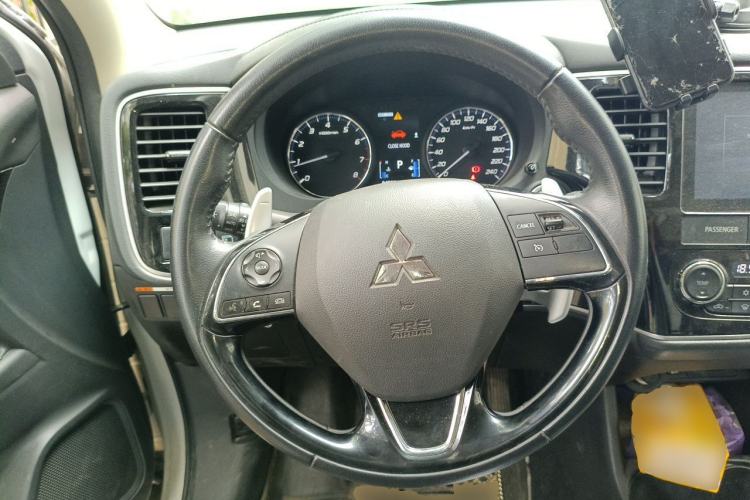 Used Mitsubishi Outlander 2016 2.4L 4x4 Luxury Edition 7-Seater Steering Wheel