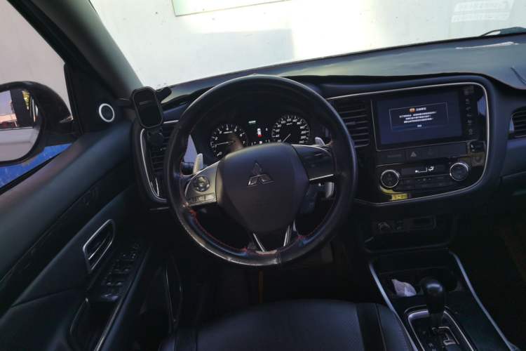 Used Mitsubishi Outlander 2016 2.4L 4x4 Elite Edition 5 Seats Steering Wheel
