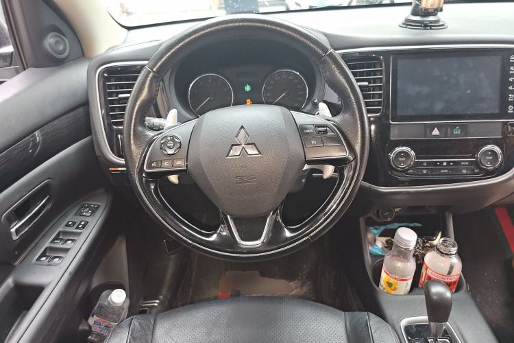 Used Mitsubishi Outlander 2016 2.4L 4x4 Elite Edition 5 Seats Steering Wheel