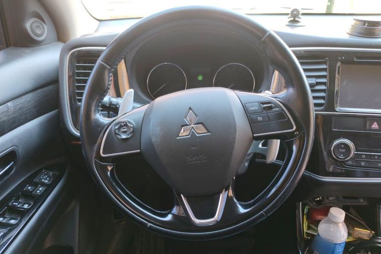 Used Mitsubishi Outlander 2016 2.4L 4x4 Elite Edition 5 Seats Steering Wheel