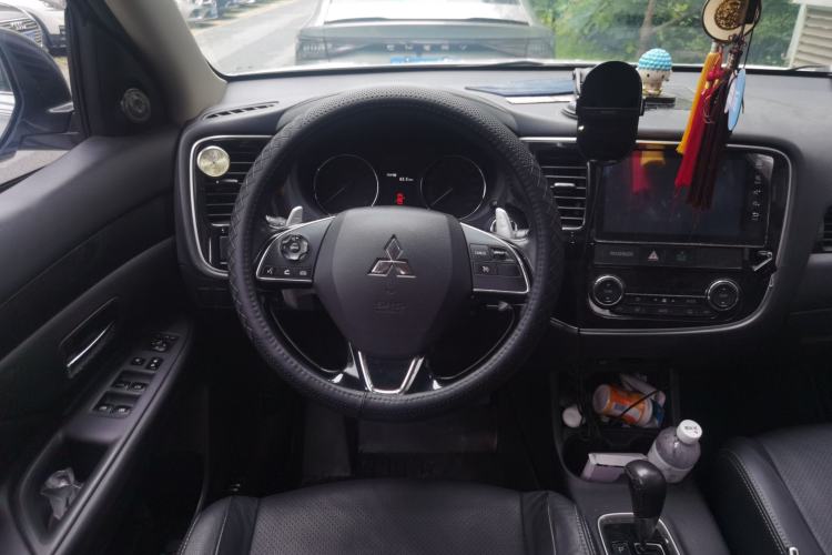 Used Mitsubishi Outlander 2016 2.4L 4x4 Luxury Edition 7-Seater Steering Wheel