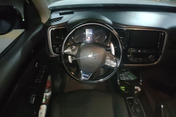 Used Mitsubishi Outlander 2016 2.4L 4x4 Elite Edition 5 Seats Steering Wheel