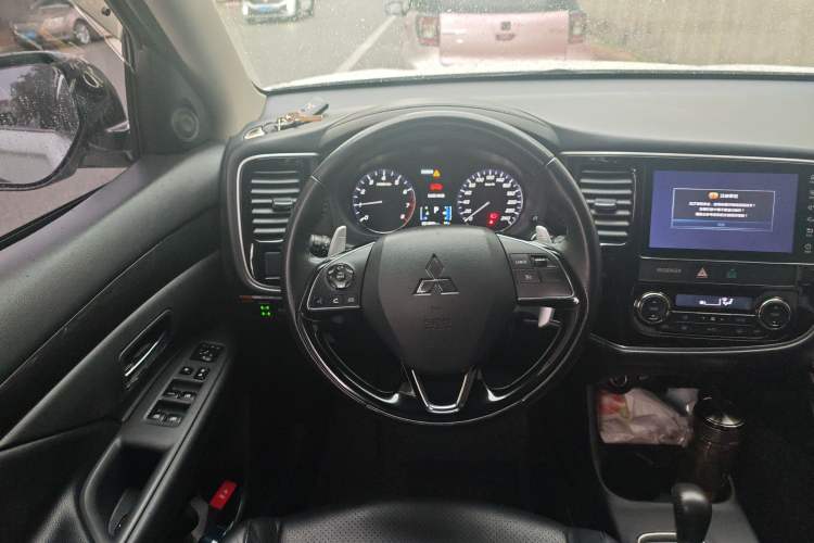 Used Mitsubishi Outlander 2016 2.4L 4x4 Elite Edition 5 Seats Steering Wheel