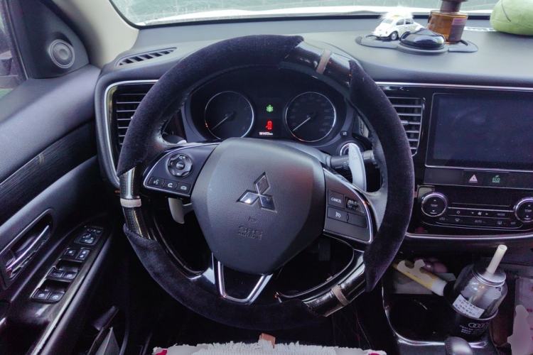 Used Mitsubishi Outlander 2016 2.4L 4x4 Elite Edition 5 Seats Steering Wheel