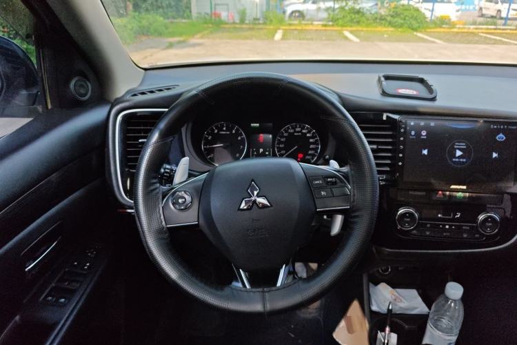Used Mitsubishi Outlander 2016 2.4L 4x4 Elite Edition 5 Seats Steering Wheel