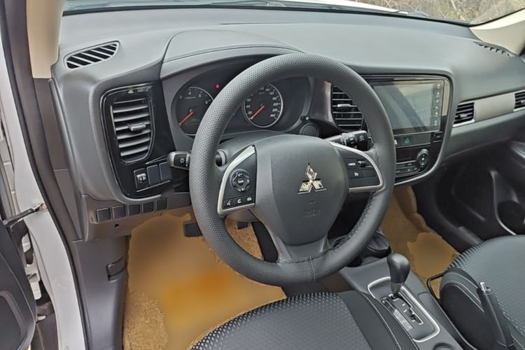 Used Mitsubishi Outlander 2016 2.0L Two-Wheel Drive Fashion Edition 5 Seats Steering Wheel
