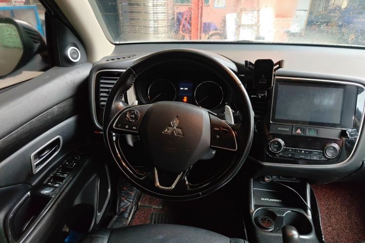 Used Mitsubishi Outlander 2016 2.4L 4x4 Elite Edition 5 Seats Steering Wheel