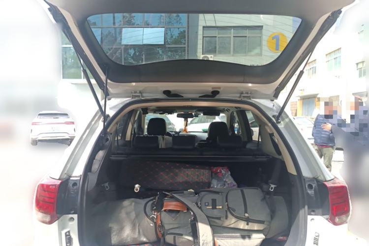 Used Mitsubishi Outlander 2016 2.4L 4x4 Elite Edition 7-Seater Trunk