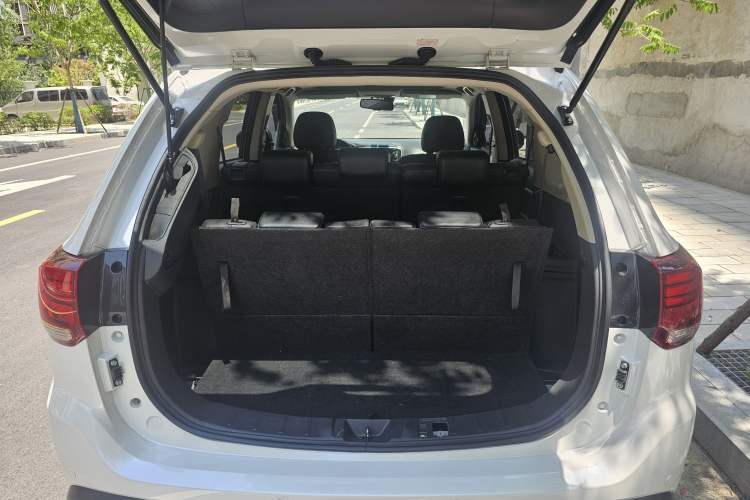 Used Mitsubishi Outlander 2016 2.4L 4x4 Elite Edition 7-Seater Trunk