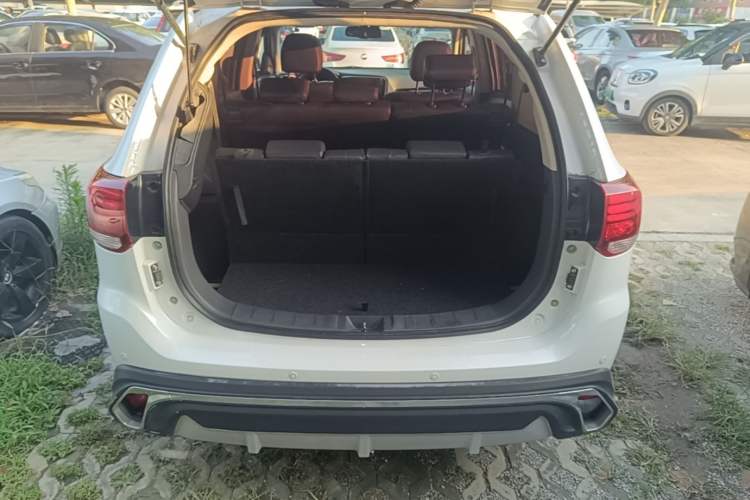 Used Mitsubishi Outlander 2016 2.4L 4x4 Luxury Edition 7-Seater Trunk