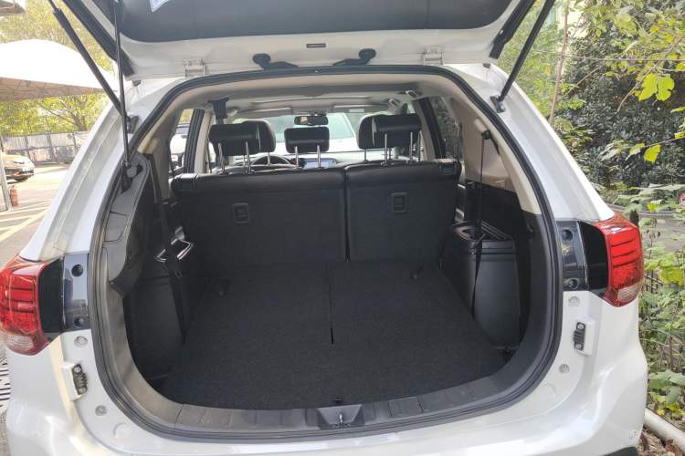 Used Mitsubishi Outlander 2016 2.4L 4x4 Luxury Edition 7-Seater Trunk