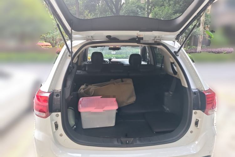 Used Mitsubishi Outlander 2016 2.4L 4x4 Elite Edition 7-Seater Trunk