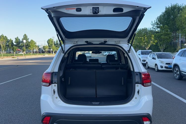 Used Mitsubishi Outlander 2016 2.4L 4x4 Elite Edition 7-Seater Trunk