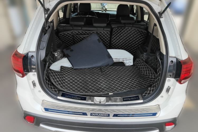 Used Mitsubishi Outlander 2016 2.4L 4x4 Luxury Edition 7-Seater Trunk