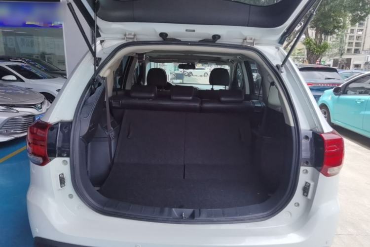 Used Mitsubishi Outlander 2016 2.4L 4x4 Luxury Edition 7-Seater Trunk
