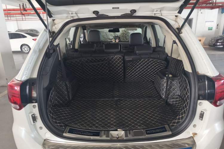 Used Mitsubishi Outlander 2016 2.4L 4x4 Luxury Edition 7-Seater Trunk