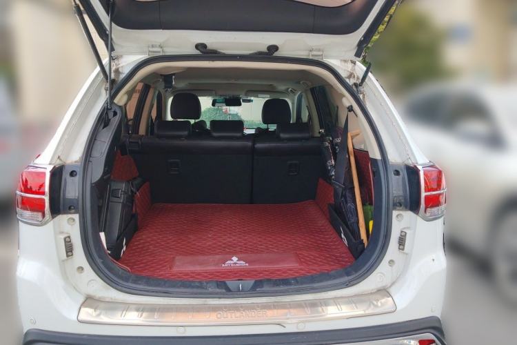 Used Mitsubishi Outlander 2016 2.4L 4x4 Luxury Edition 7-Seater Trunk