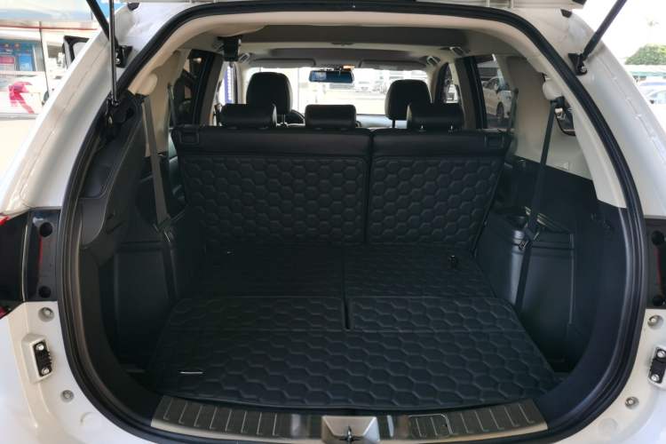 Used Mitsubishi Outlander 2016 2.4L 4x4 Elite Edition 7-Seater Trunk