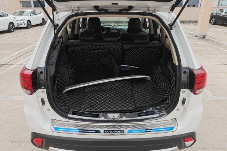Used Mitsubishi Outlander 2016 2.4L 4x4 Luxury Edition 7-Seater Trunk