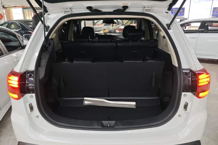 Used Mitsubishi Outlander 2016 2.4L 4x4 Elite Edition 7-Seater Trunk