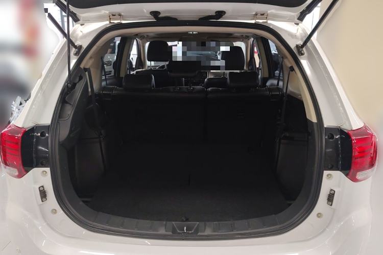 Used Mitsubishi Outlander 2016 2.4L 4x4 Elite Edition 7-Seater Trunk
