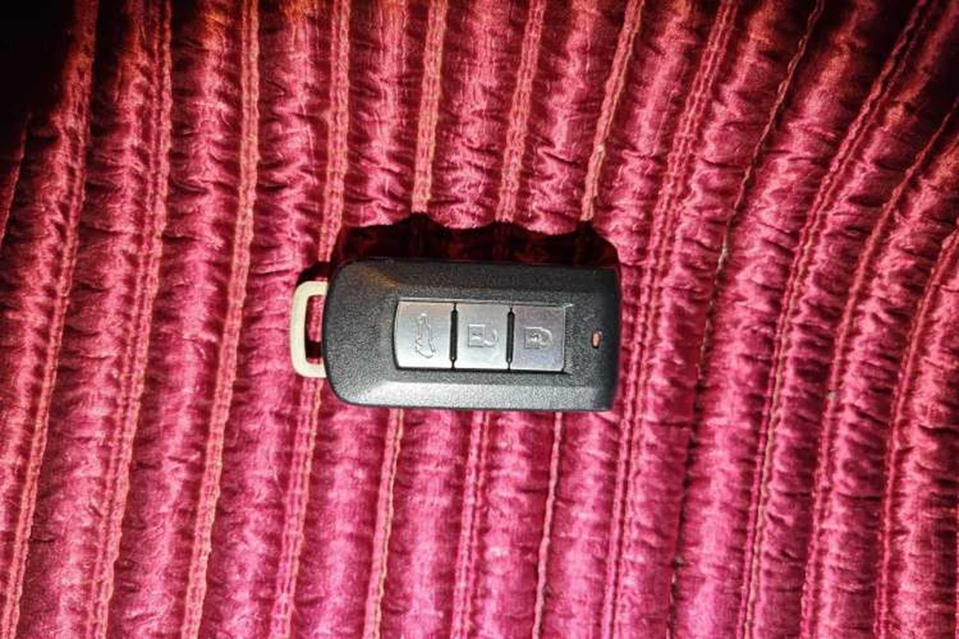 Used Mitsubishi Outlander 2016 2.4L 4x4 Luxury Edition 7-Seater Vehicle Key