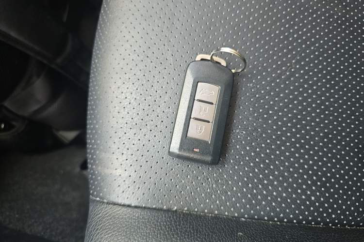 Used Mitsubishi Outlander 2016 2.4L 4x4 Elite Edition 7-Seater Vehicle Key