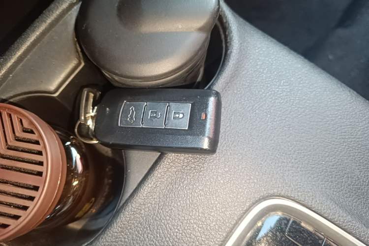 Used Mitsubishi Outlander 2016 2.4L 4x4 Luxury Edition 7-Seater Vehicle Key