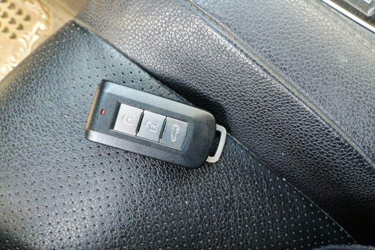 Used Mitsubishi Outlander 2016 2.4L 4x4 Elite Edition 7-Seater Vehicle Key