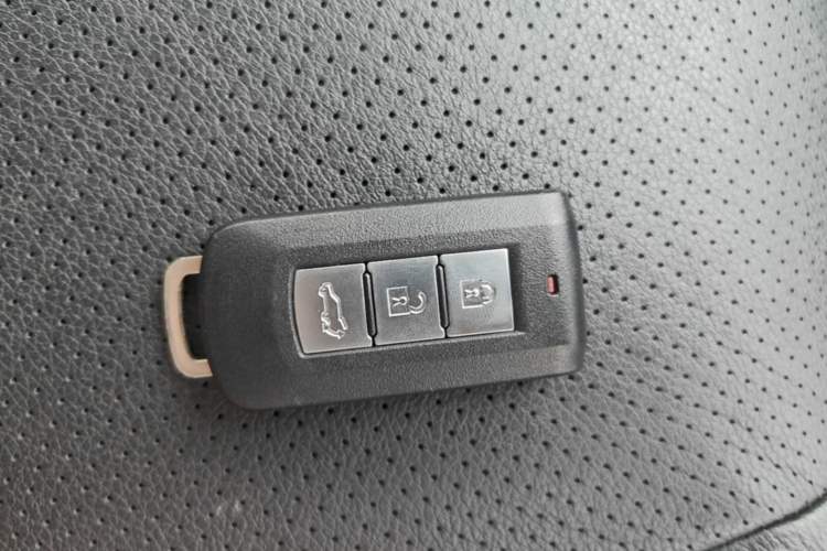Used Mitsubishi Outlander 2016 2.4L 4x4 Luxury Edition 7-Seater Vehicle Key