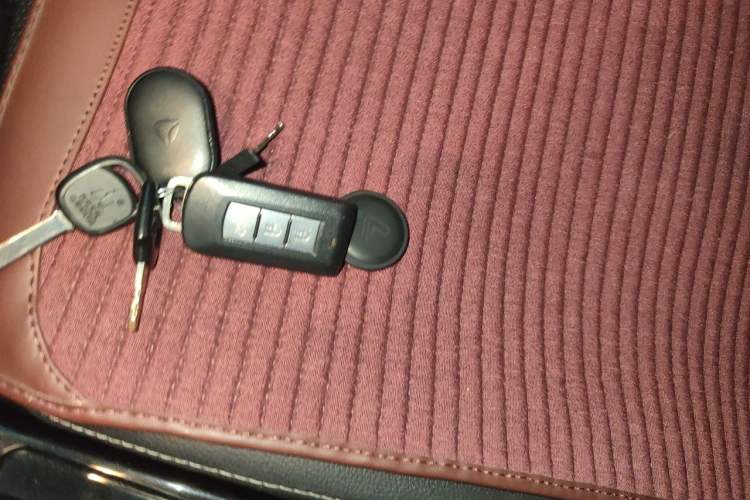 Used Mitsubishi Outlander 2016 2.4L 4x4 Luxury Edition 7-Seater Vehicle Key