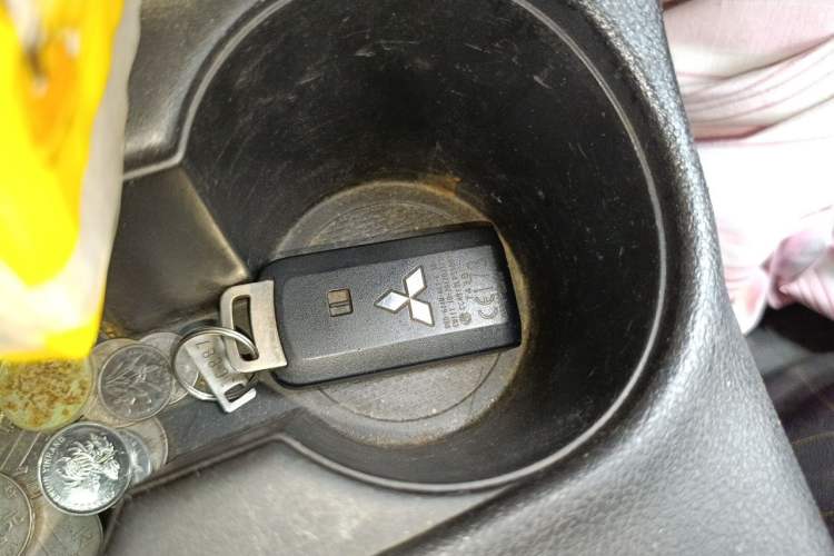 Used Mitsubishi Outlander 2016 2.4L 4x4 Luxury Edition 7-Seater Vehicle Key