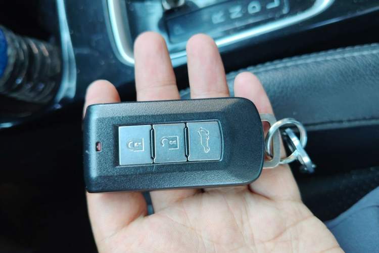 Used Mitsubishi Outlander 2016 2.4L 4x4 Elite Edition 5 Seats Vehicle Key