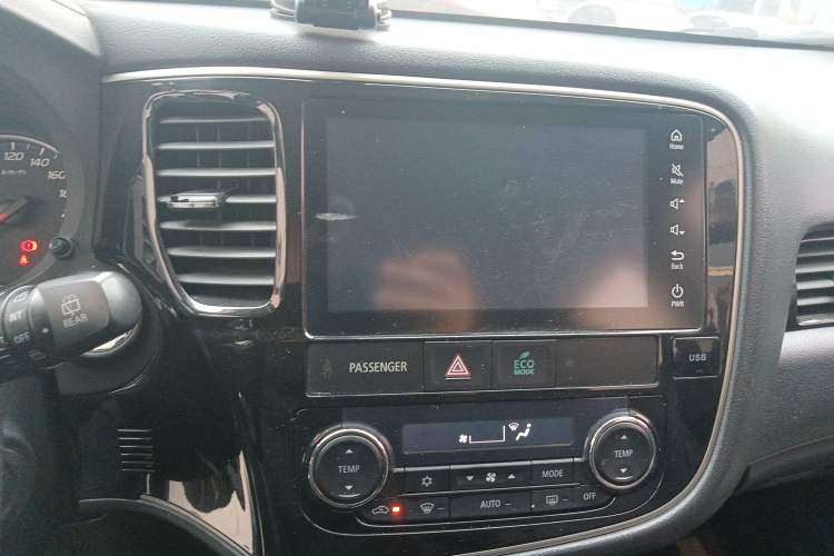 Used Mitsubishi Outlander 2017 2.0L Two-Wheel Drive Glory Edition 5 Seats Audio And AC Panel