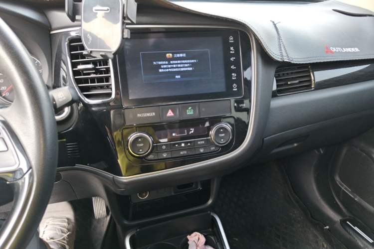 Used Mitsubishi Outlander 2017 2.0L Two-Wheel Drive Glory Edition 5 Seats Audio And AC Panel